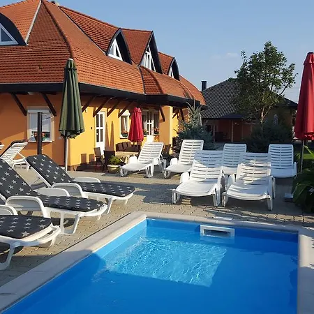 Richie I Apartman & Pool *
